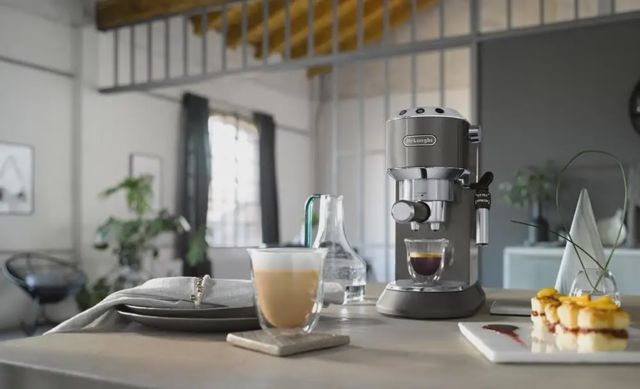 DeLonghi cafétière dedica metallics EC785.PK
